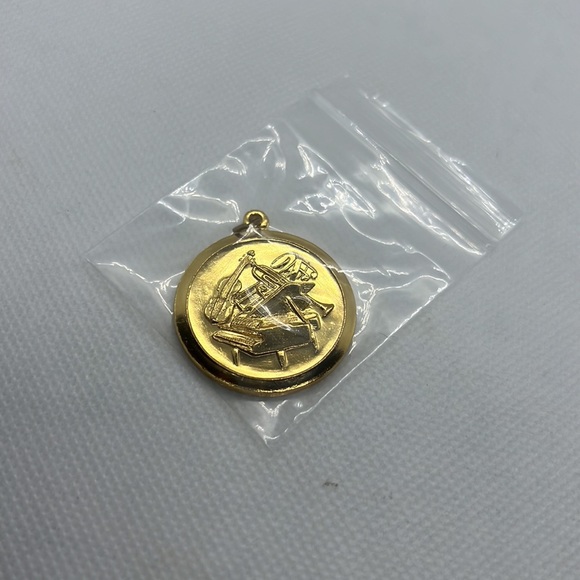 MUSICAL INSTRUMENT PENDANT CHARM GOLD TONE, PIANO, VIOLIN, SAXOPHONE, NOTES - Picture 11 of 12